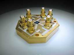 A single superconducting artificial atom senses solid-state spins