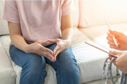 How can pharmacists support patients with ovarian cancer?