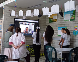 ¿Y si te dijera que una Pantalla, un Micrófono y una Cámara pueden cambiar la forma en que una Comunidad Aprende?