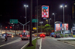 O DOOH (Digital Out of Home) transforma campanhas em experiências vivas.