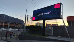 À medida que o DOOH avança no Brasil, novas oportunidades surgem para aproximar marcas e pessoas. 