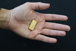 Sustainable gold extraction from ore and electronic waste