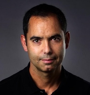 Portrait photo of Dr Veiga-Fernandes facing the camera.