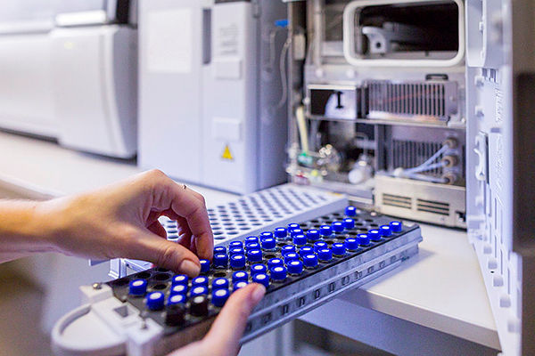 A laboratory scientist prepares samples in test tubes. © [M] Sodel Vladyslav / stock.adobe.com