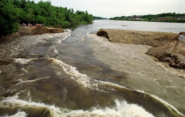 Breaching of Edwards Dam, Augusta, Maine, 1999  Source: Bangor Daily News 