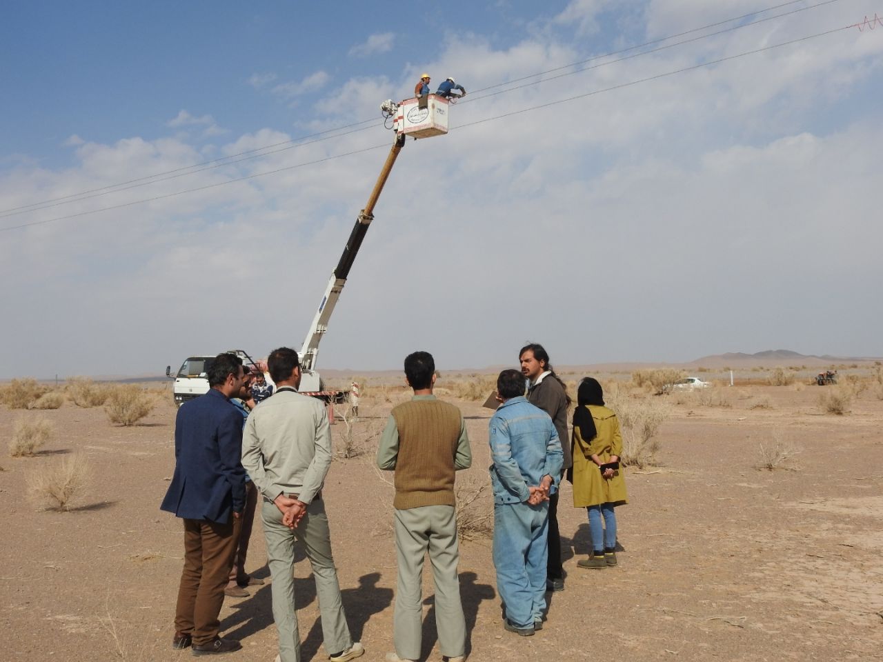 Installation of anti-collision spirals on power lines in the Abbas Abad Wildlife Refuge.