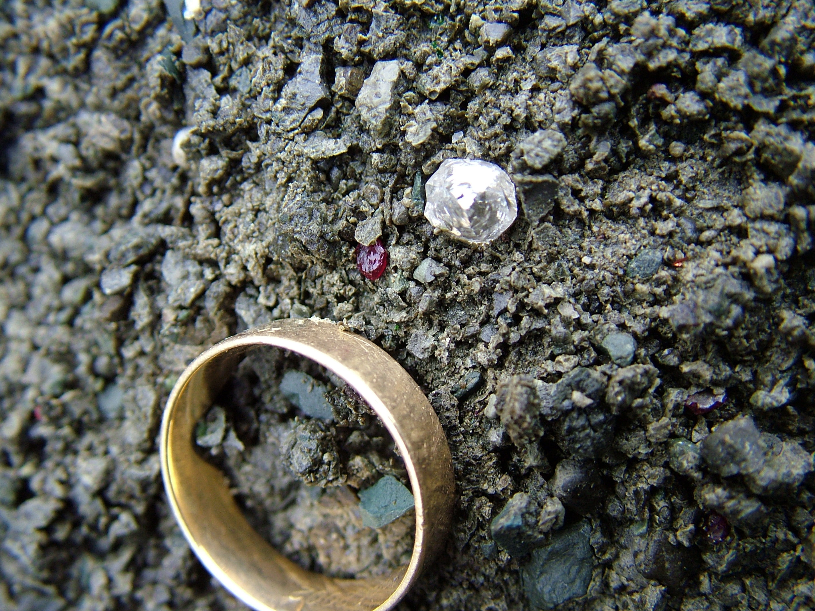 Diamond in kimberlite from Jwaneng Mine, Botswana (photo: Dr R.J. Brown)