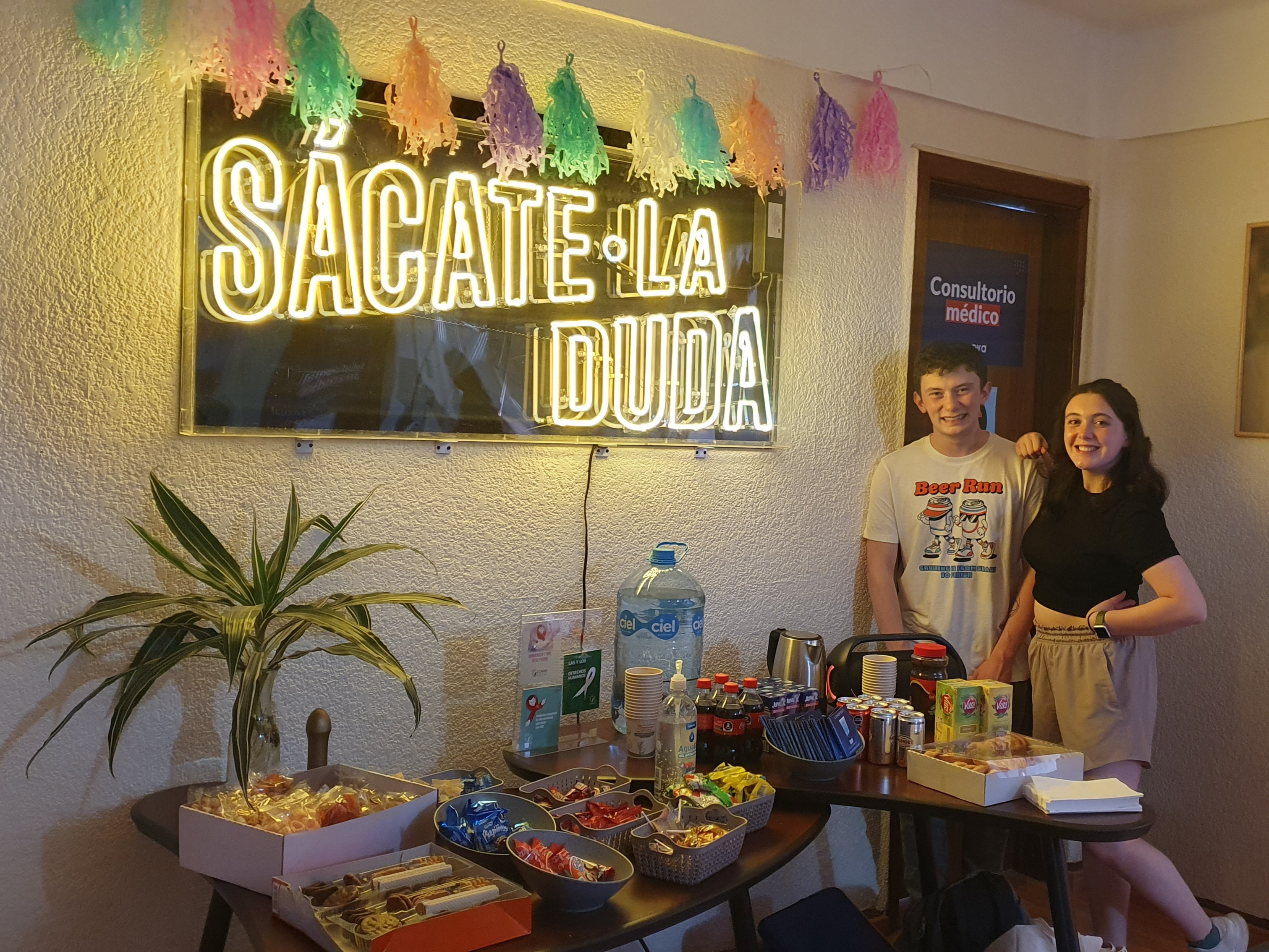 Emma and Leo next to the snack stand at Inspira Cambio HQ