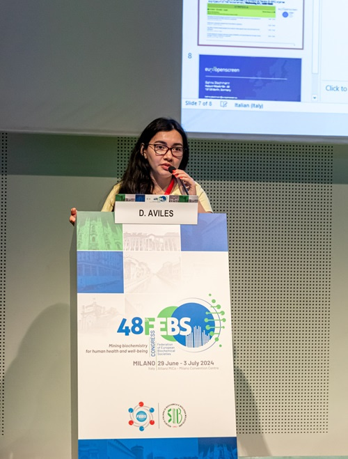 Photo of Daniela Aviles, from Euro-BioImaging, giving a talk behind a lectern.
