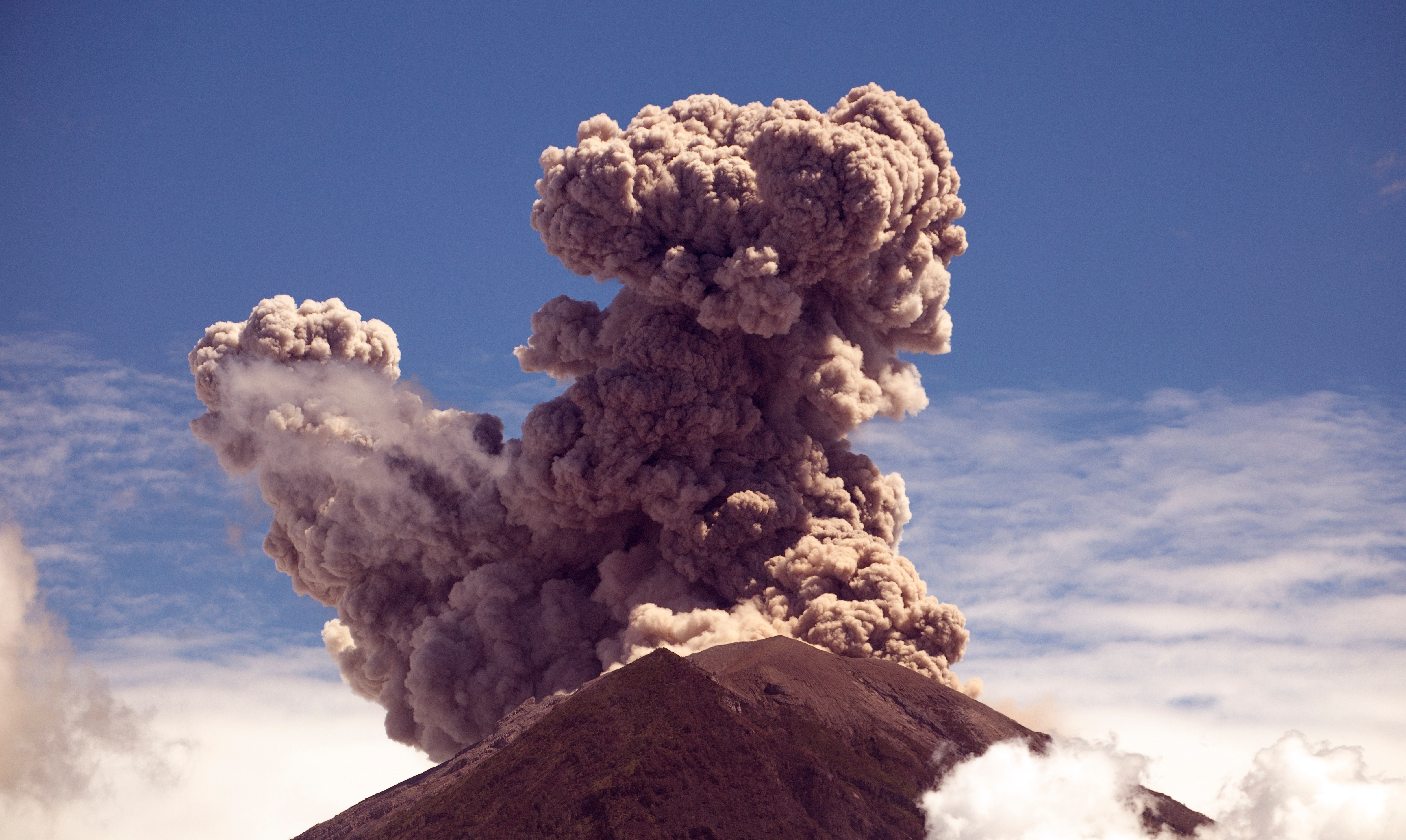 Explosive activity at Agung volcano on the Indonesian island of Bali in 2018. Photo: Ø. Lund Andersen (twitter: @oysteinvolcano).