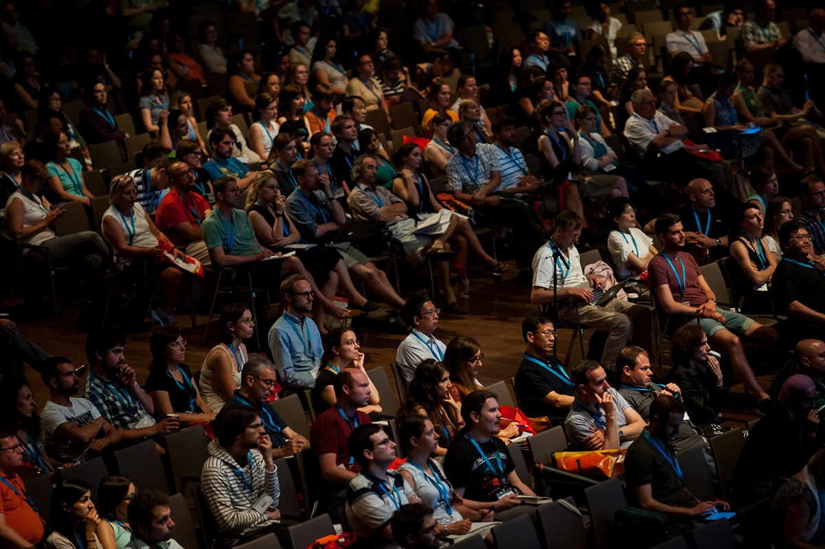 The audience listens to the opening lecture by Randy Schekman.