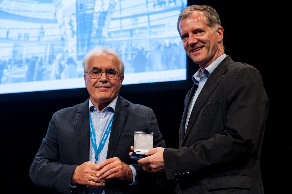 László Fésüs presents the Theodor Bücher Medal of the FEBS to Matthias Mann (Martinsried).