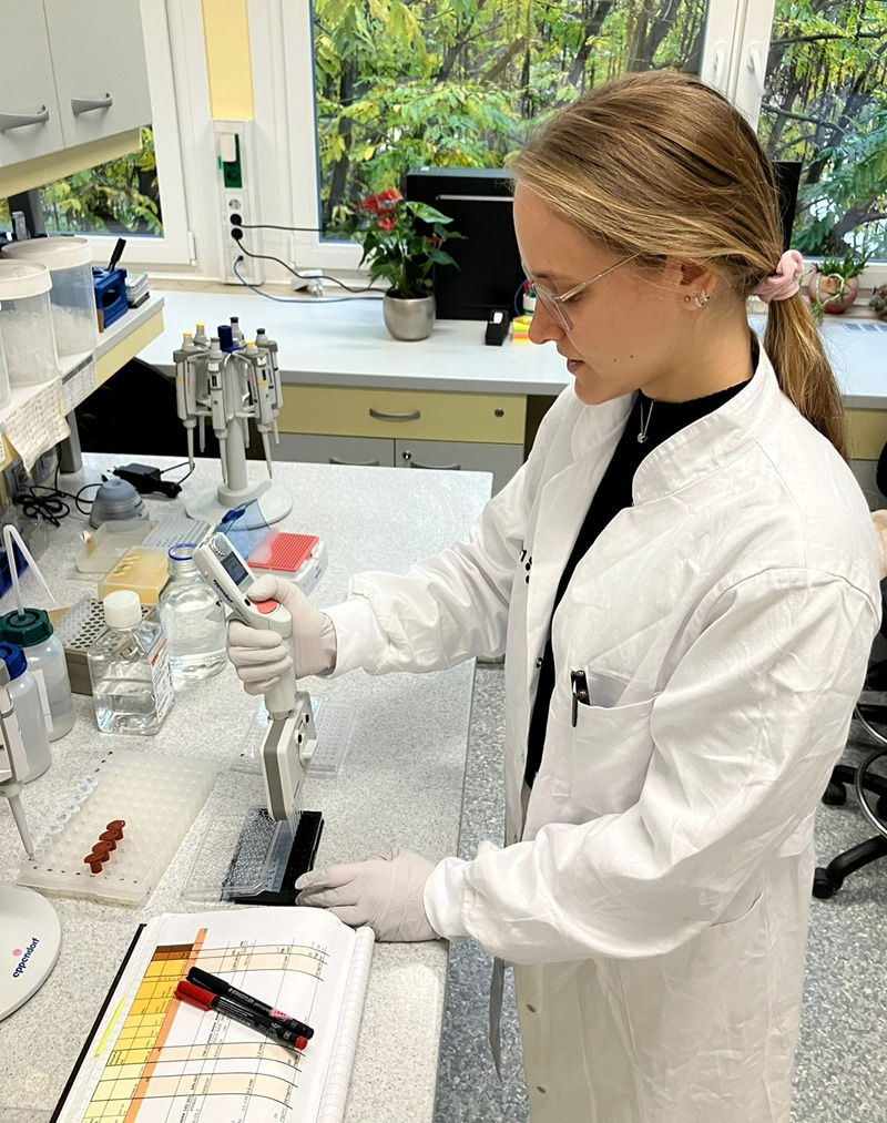 Ernestina Lavrih working in the lab, pipetting samples.