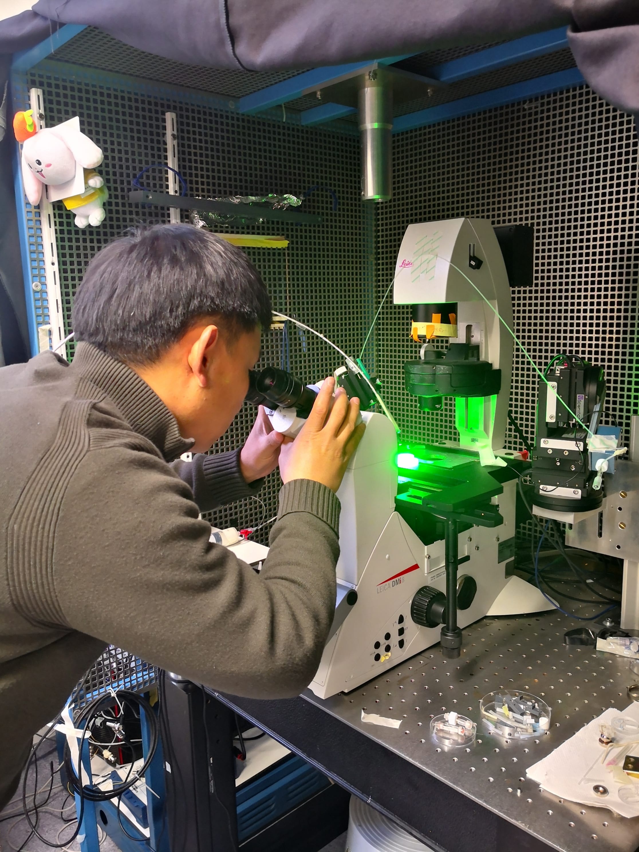 Shiqiang Gao investigating rhodopsins in the lab.