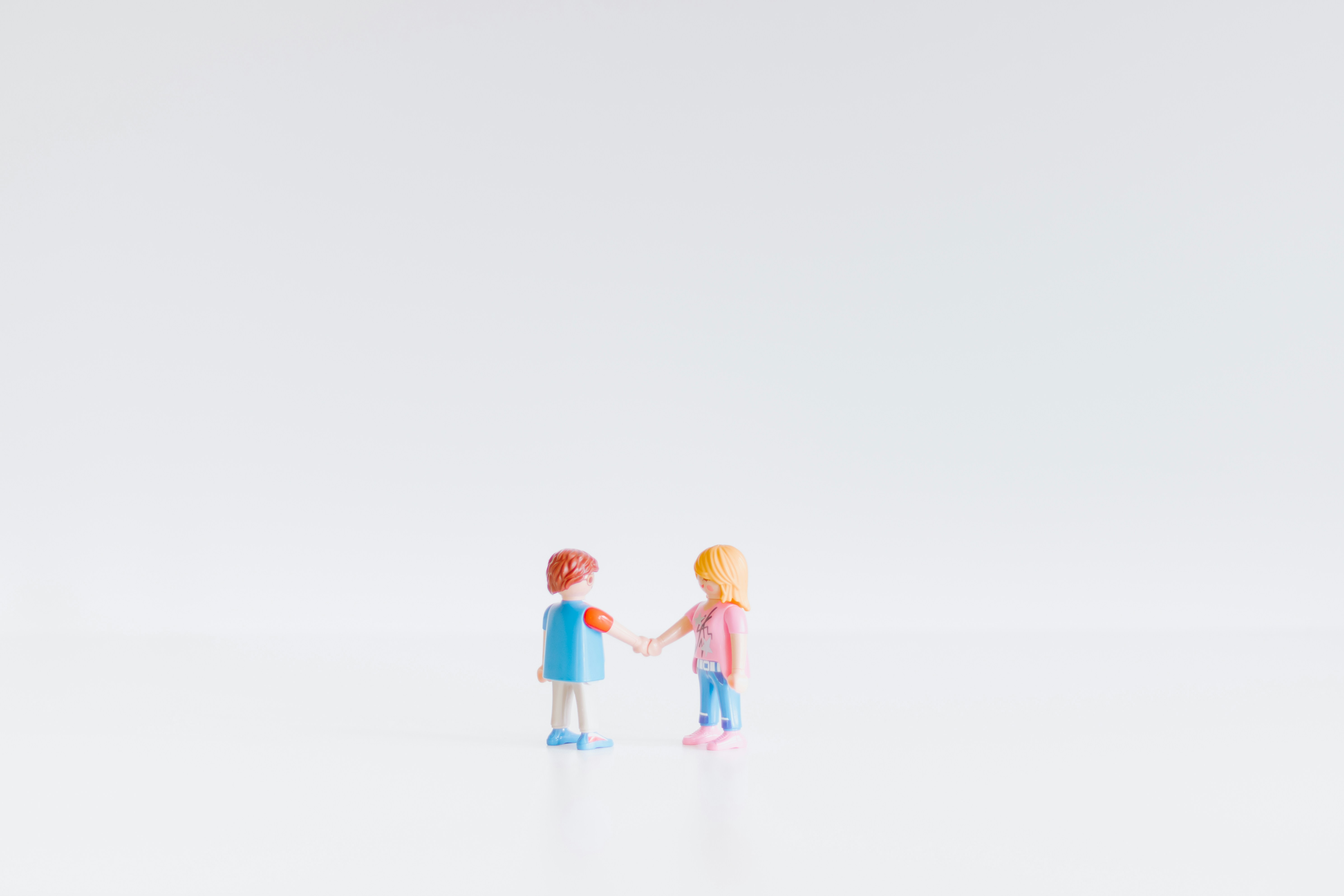 Two lego figurines shaking hands