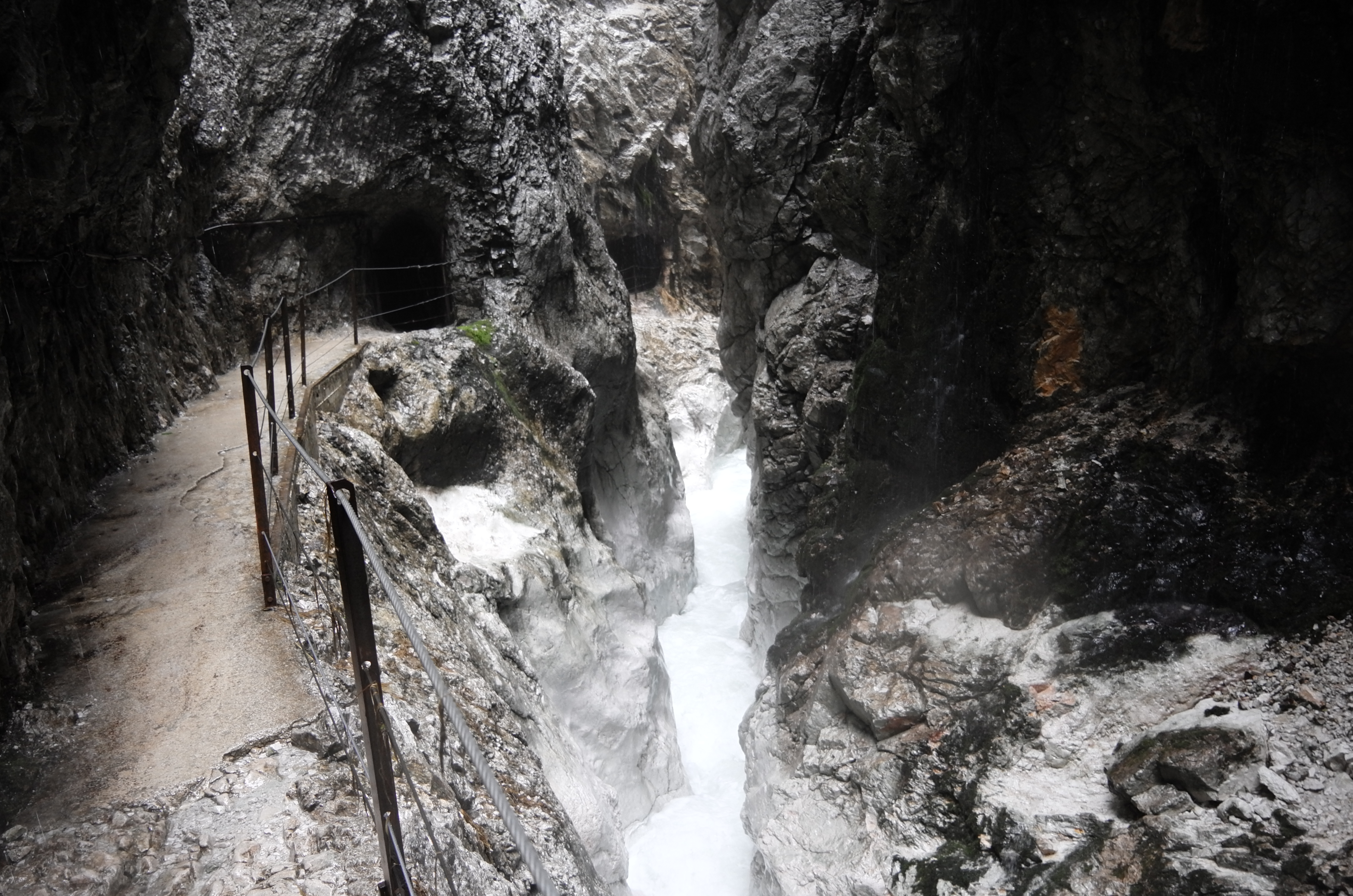 Visible color changes on the rockwalls of the gorge