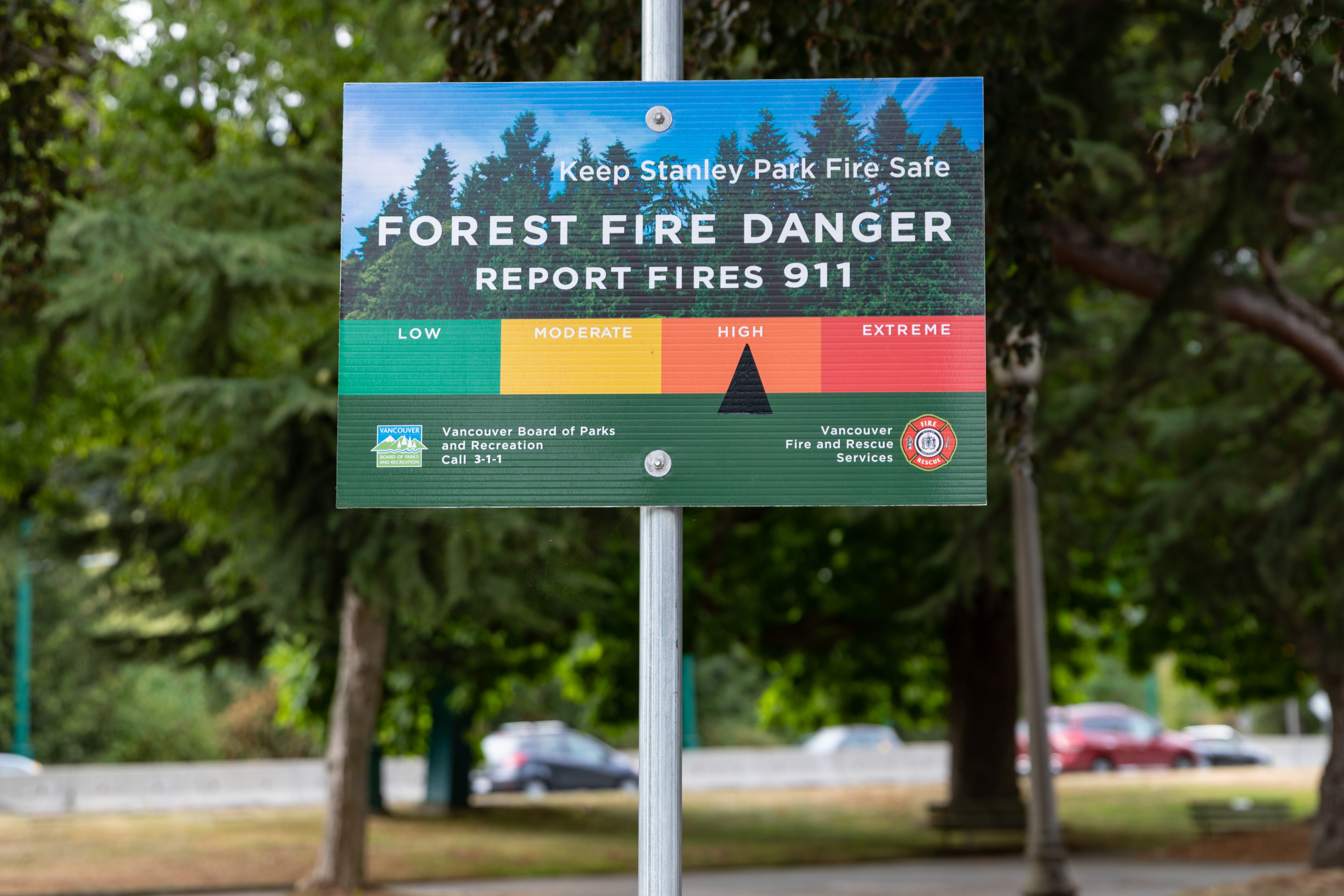 A wildfire danger rating sign, like those seen in Canada’s national and provincial parks. Source: dronepicr, CC BY 2.0, via Wikimedia Commons.