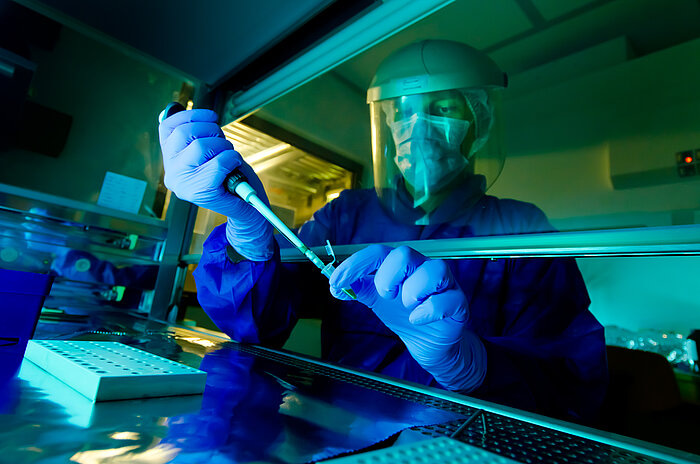 3 Matthias Meyer at work in the clean laboratory at the Max Planck Institute for Evolutionary Anthropology © Max Planck Institute for Evolutionary Anthropology.