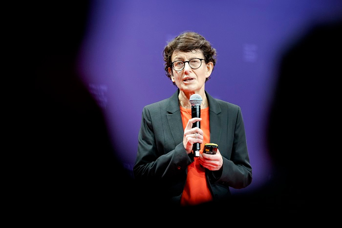 Özlem Türeci giving her Breakthrough of the Year talk on “Combating the pandemic: breaking the wall to mRNA vaccines”.