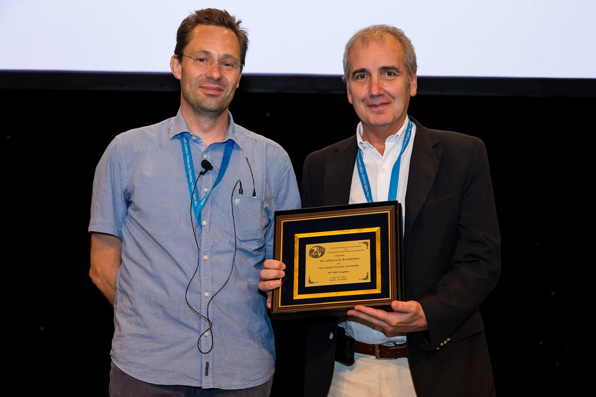 Alberto R. Kornblihtt (Buenos Aires, Argentina) receives the certificate for the PABMB Lecture from Markus Wahl.