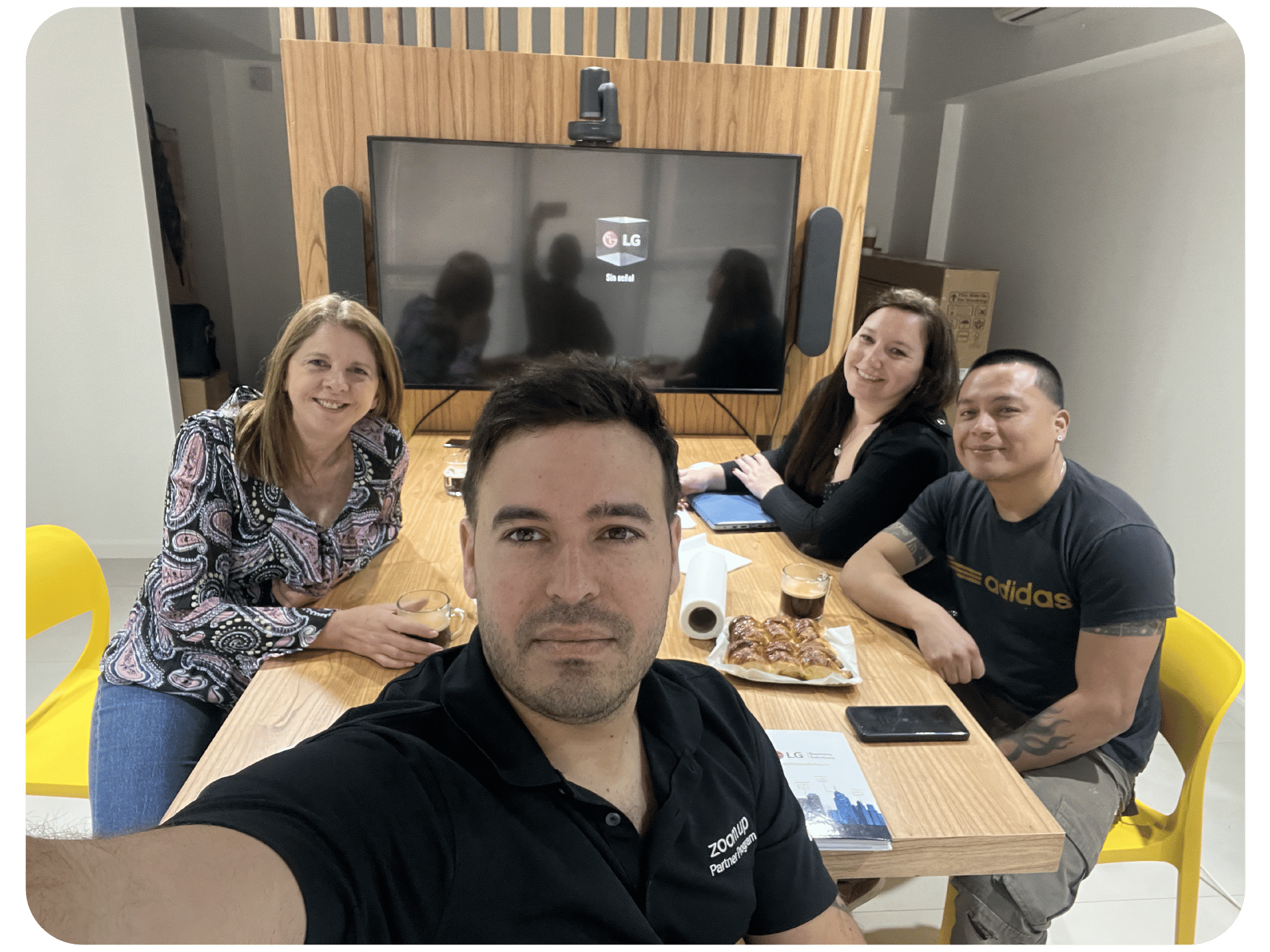 Parte del team de Molver en reunión semanal