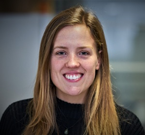 Portrait photo of Anna Körte smiling at the camera.