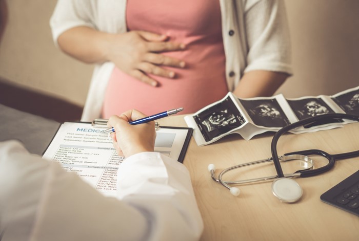 Pregnant woman in hospital with ultrasounds. © InfiniteFlow / stock.adobe.com