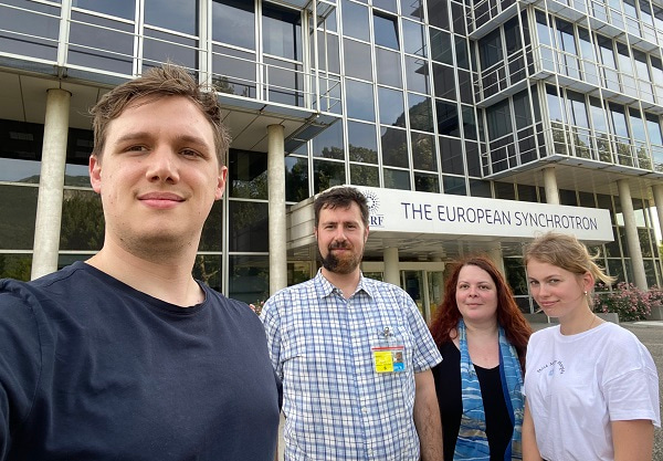 Photo of the research team in front of the European Synchrotron Radiation Facility (ESRF) in Grenoble.