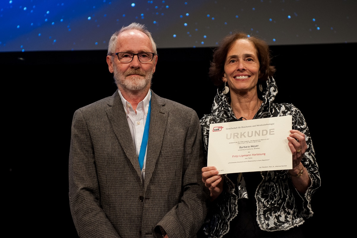 Roger Goody presented the Fritz Lipmann Lecture certificate to Barbara Meyer (Berkeley, USA).