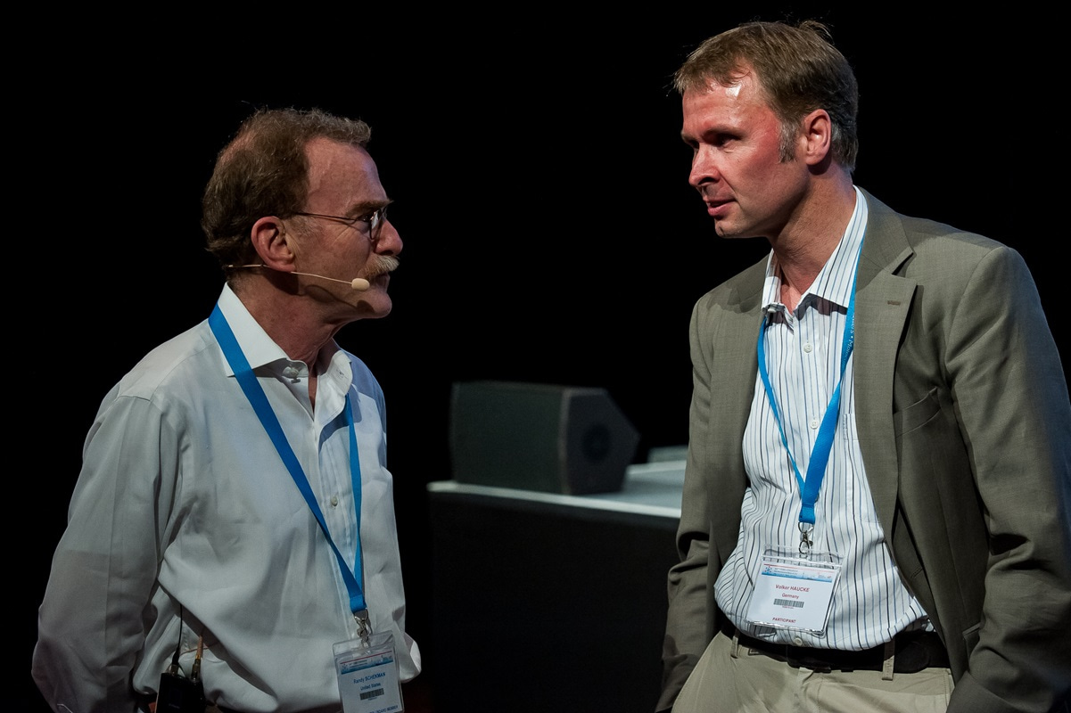 Conference organizer Volker Haucke (right) in conversation with Randy Schekman.