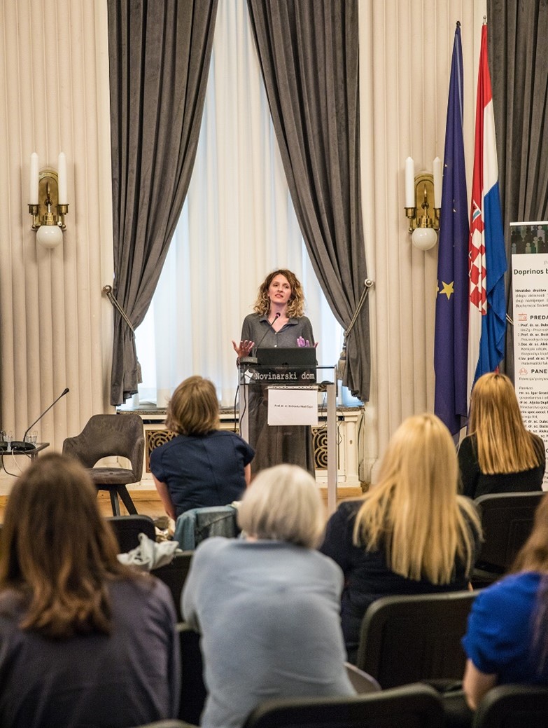 Photo of Prof. Dubravka Vitali Čepo during her lecture ''Sustainable production of pharmaceuticals and nutraceuticals from agricultural waste"