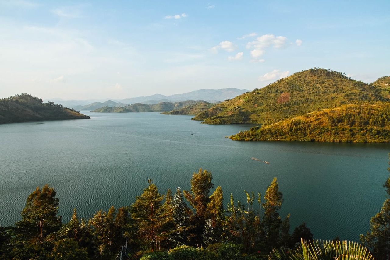 Killer or Power Giver? Turning trapped gases in Lake Kivu from a serious danger into a fossil fuel-free energy resource 