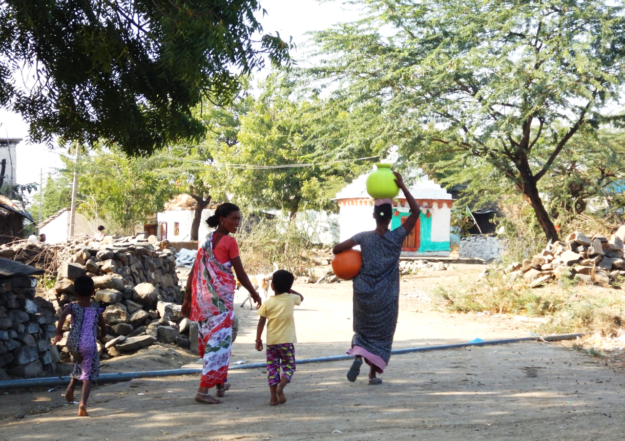 Synthesising qualitative data across climate hotspots: experiments with comparative analysis