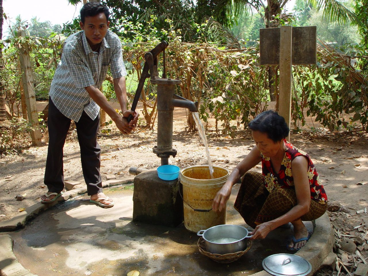 Reactive transport modelling deciphers the role of the river-groundwater interface as a hot spot for arsenic release