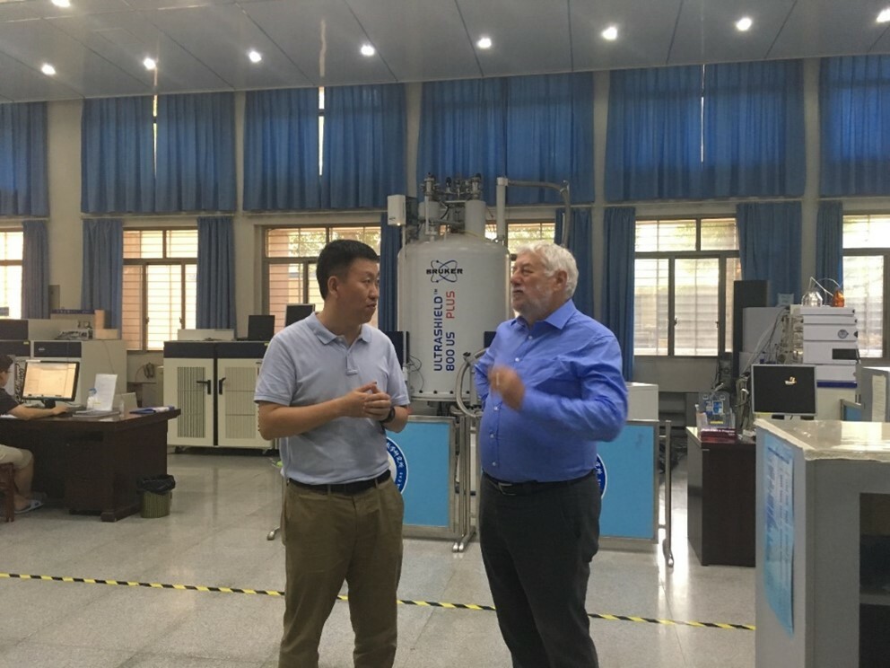 Au catalyst enables conversion of methane to methanol and acetic acid using oxygen