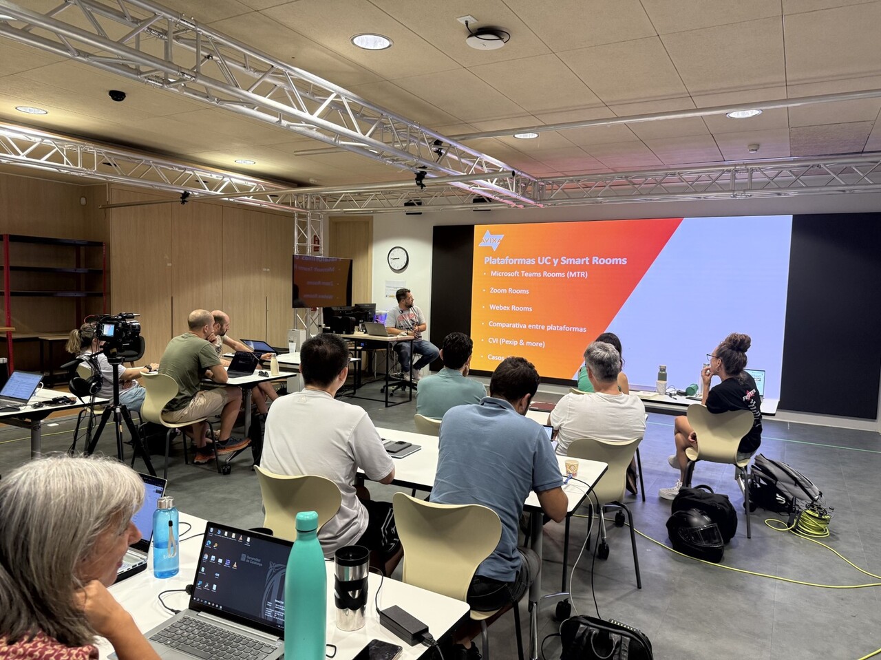 Formar a los formadores, un proyecto AVIXA para satisfacer las necesidades de talento en la industria audiovisual 