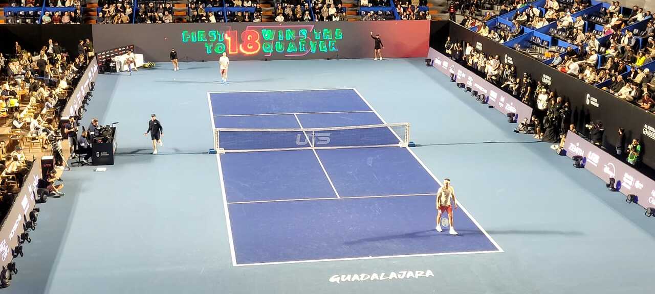 Un toque profesional de AV en torneo de tenis