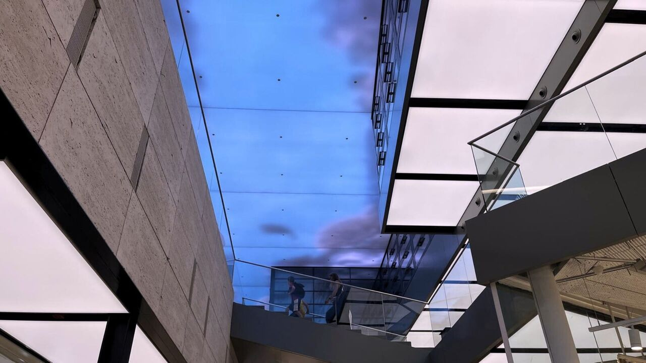 Desde el Concepto Hasta la Experiencia: L’illa Diagonal y LOOM Azca Reconocidos por Innovación en Iluminación 