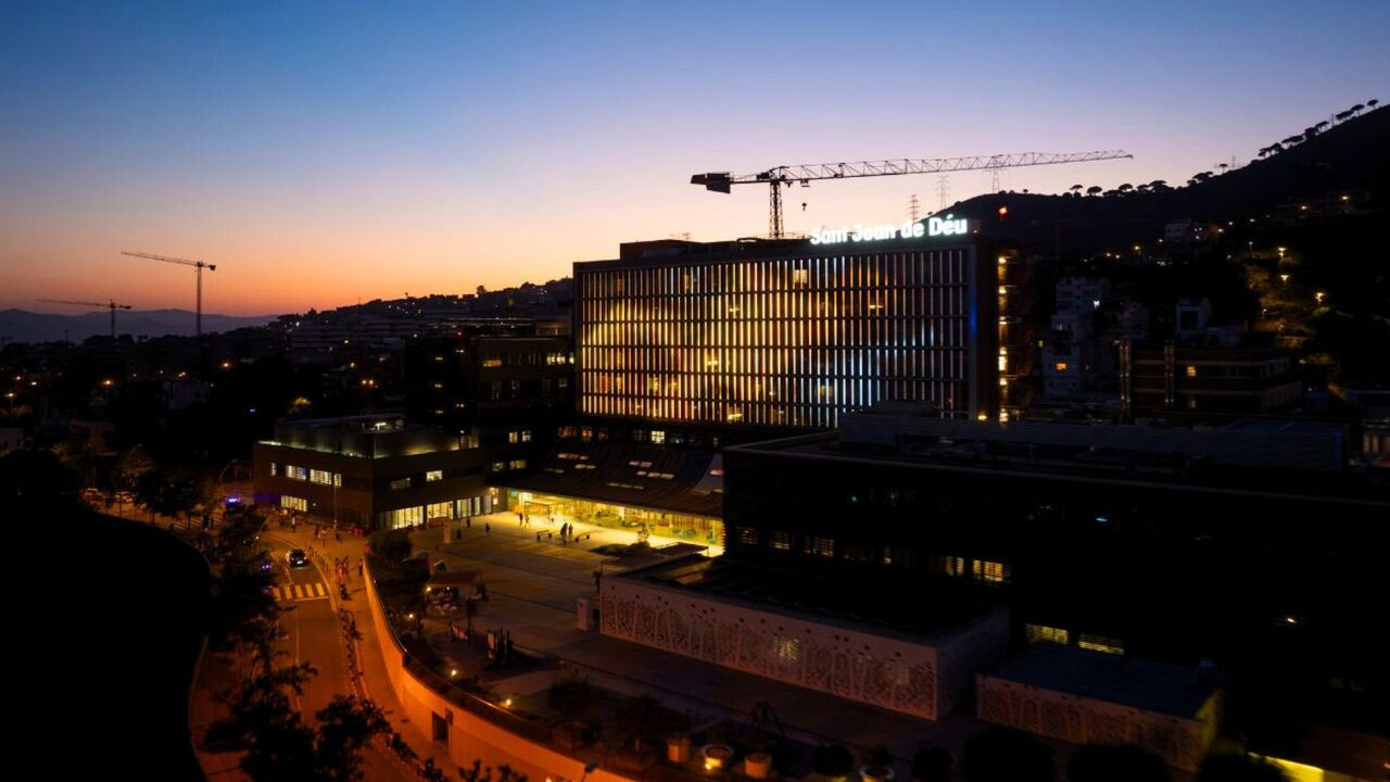 La innovación tiene luz y movimiento: Lumalia Studio ilumina la fachada del Hospital Sant Joan de Déu, una experiencia visual única en Barcelona.