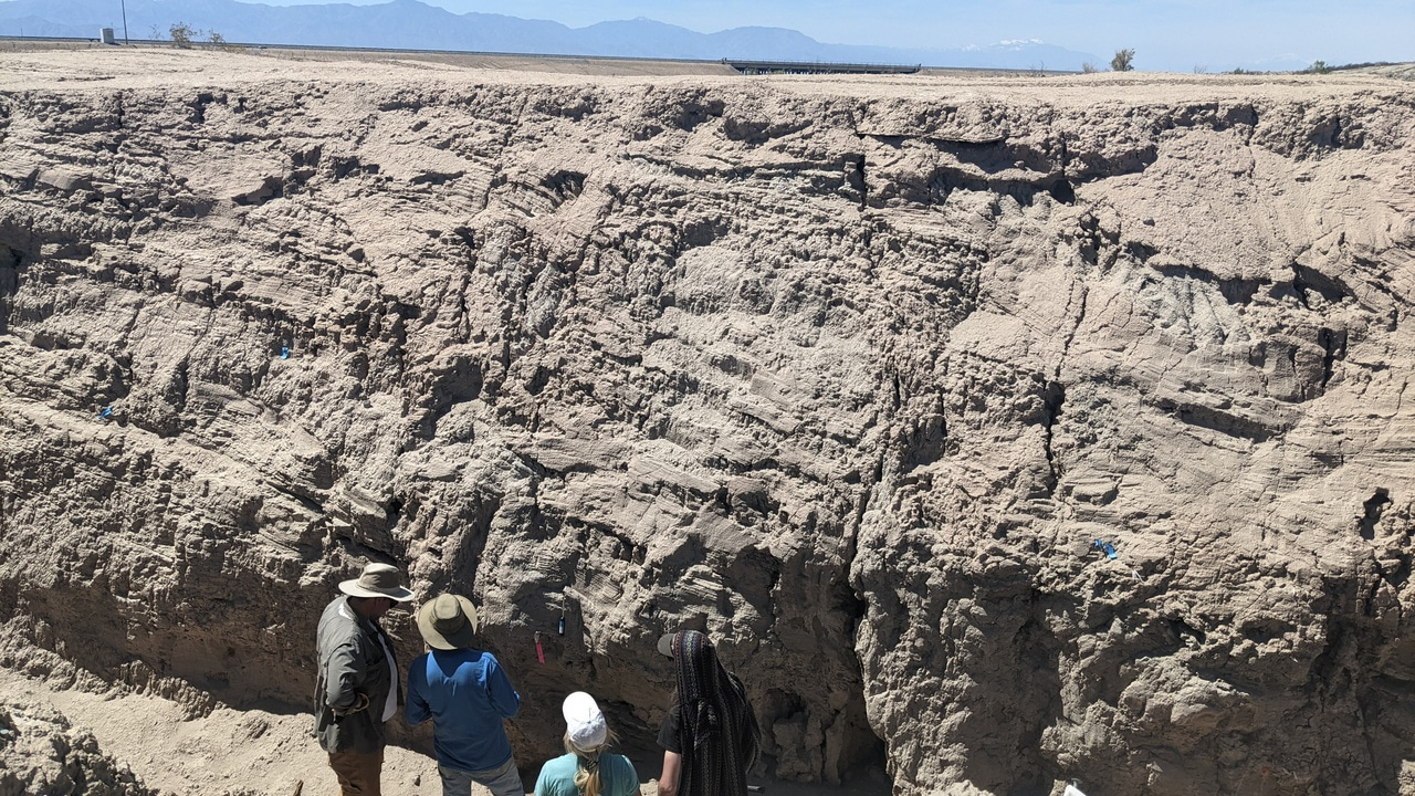 Major southern San Andreas earthquakes modulated by lake-filling events