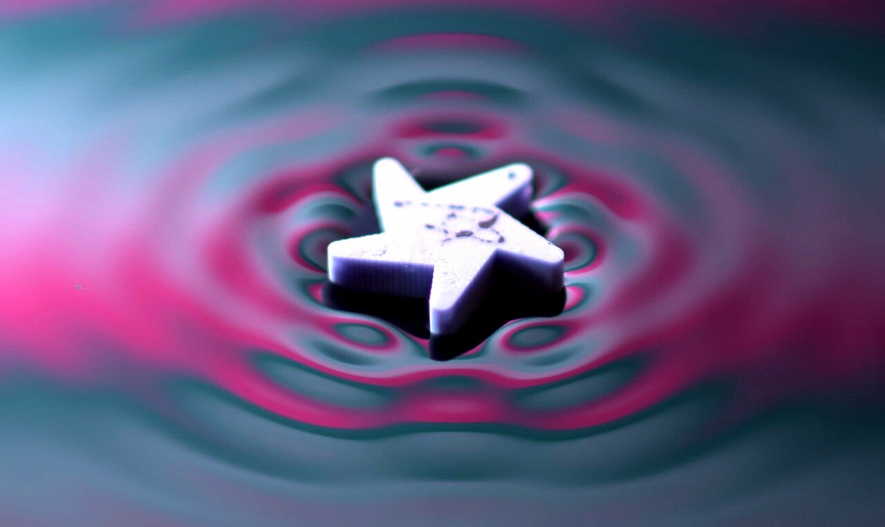 Bidirectional Wave-Propelled Capillary Spinners