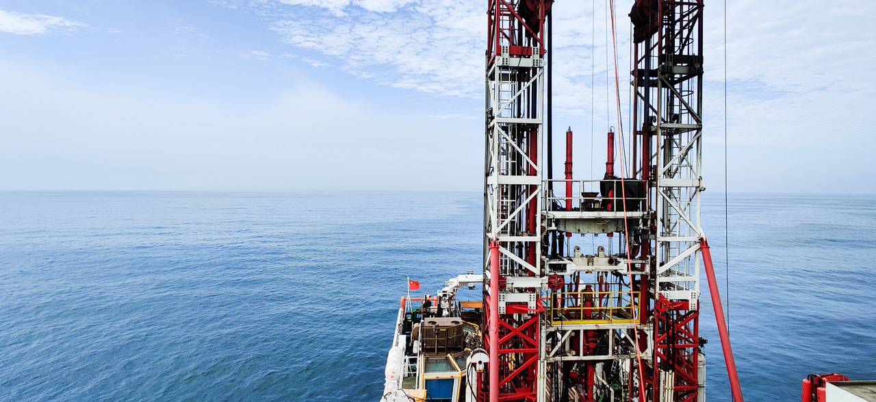 Offshore freshened groundwater in large-river deltaic estuaries and adjacent shelf