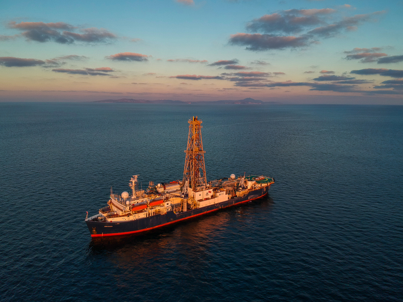 Giant offshore pumice deposit records a shallow submarine explosive eruption of ancestral Santorini