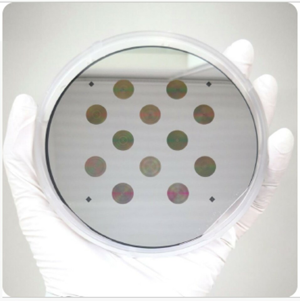 Ultra-flat optics for broadband thermal imaging