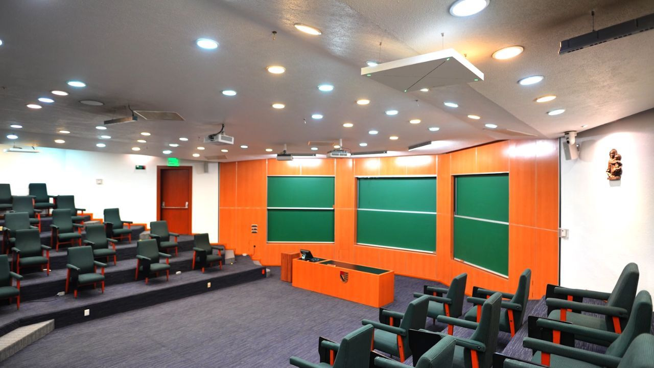 Tecnologia de áudio em salas de aula híbridas: além do microfone