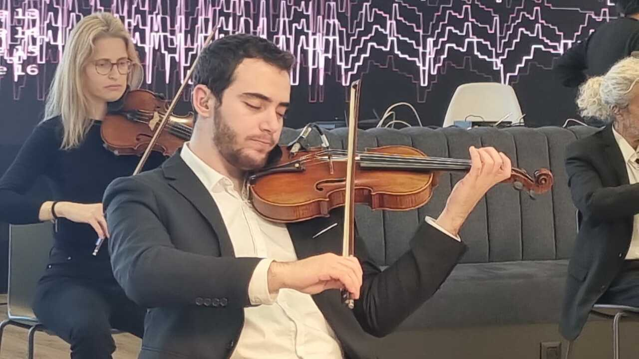 How Human Networks Adapt Under Pressure: Insights from Synchronization Experiments