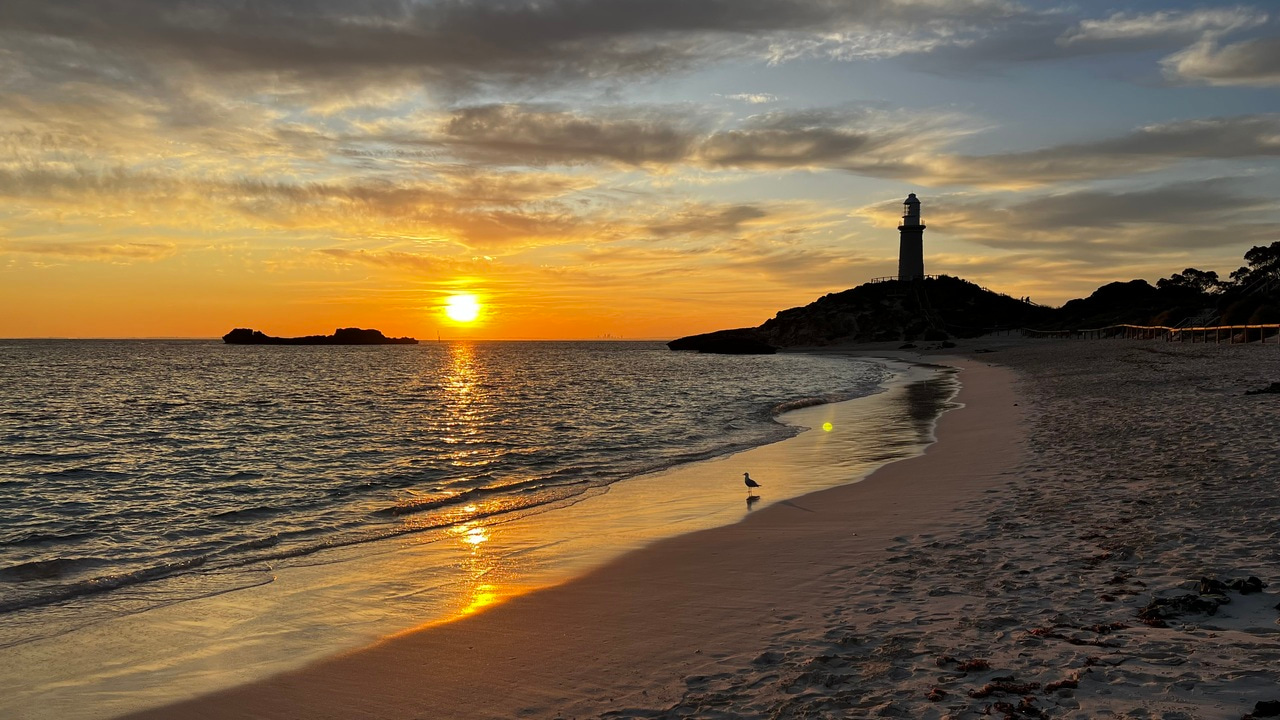 On the time lag between sea-level rise and basin infilling at tidal inlets