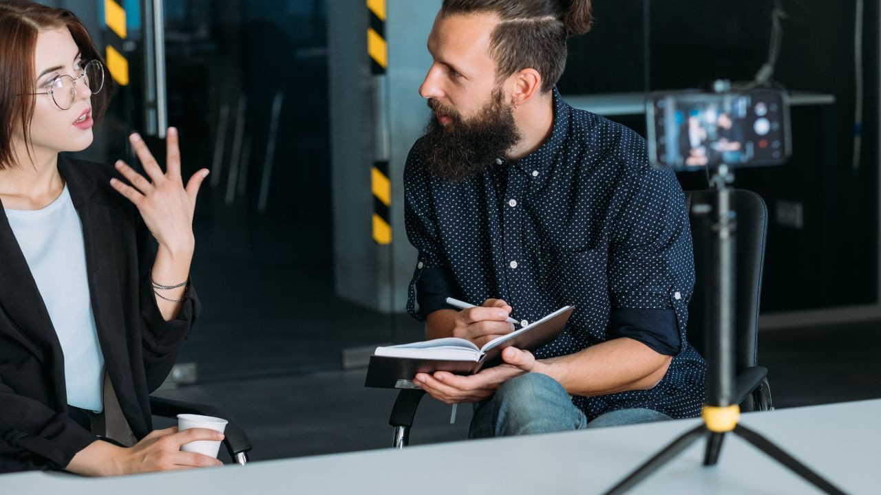 Haz que hablen de ti: Cómo trabajar con influencers y medios en ferias AV