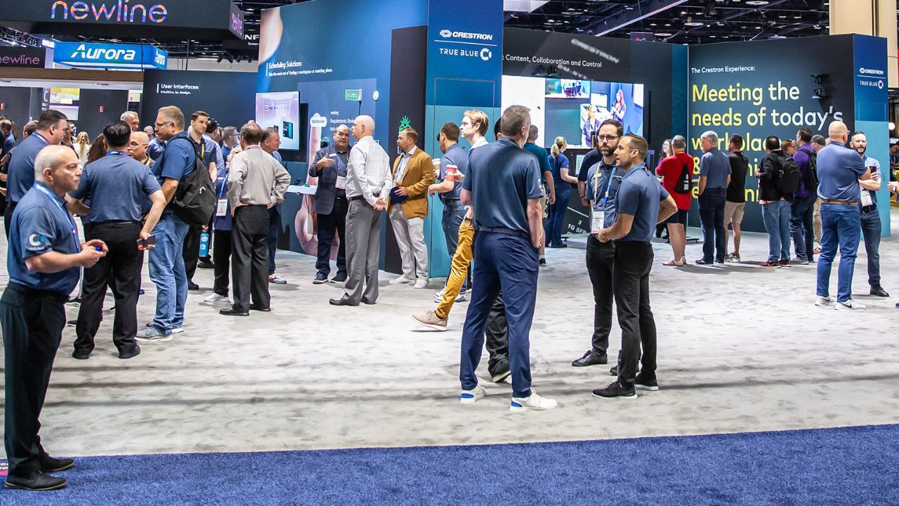 El impacto visual de tu equipo en una feria: ¿Es importante usar uniforme?