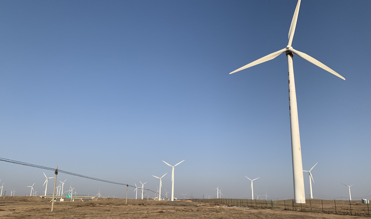 Detecting and calibrating large biases in global onshore wind power assessment across temporal scales